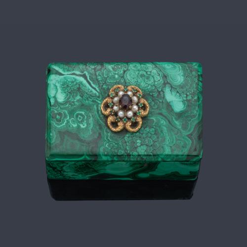 Caja tabaquera realizada en malaquita con motivo en la tapa de oro amarillo de 18 K, perlas, esmeraldas y granate central.