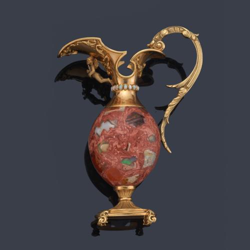 Pequeña jarra realizada en ágata con incrustaciones de ópalos y oro amarillo de 18 K.