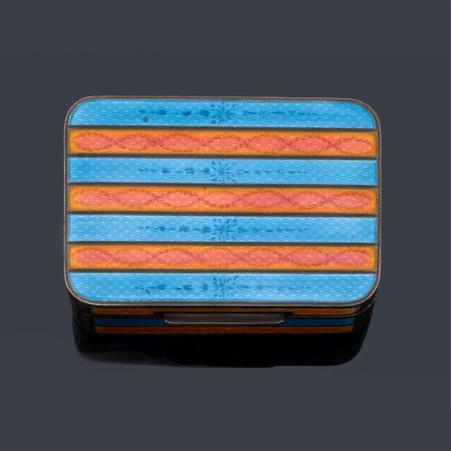 Caja rectangular con decoración de esmalte 'guillochè' azul y naranja con motivos de hojas de acanto. Ppios S. XX.