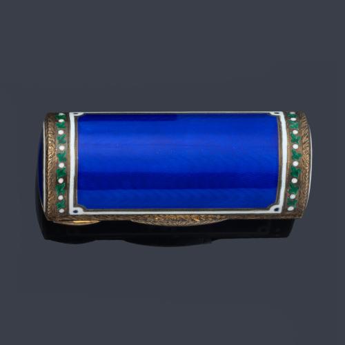Caja rectangular con decoración en esmalte 'guillochè' azul con doble greca vegetal en esmalte verde. Finales S. XIX.