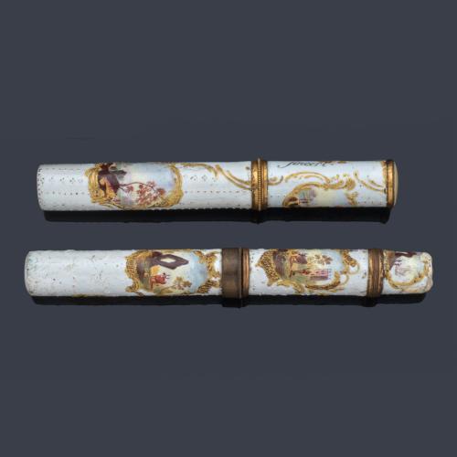 Pareja de alfileteros realizados en porcelana con decoración de imágenes bucólicas y campestres en esmalte. S. XVIII.