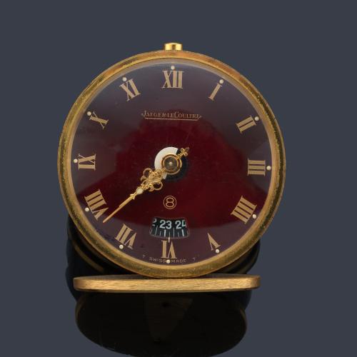 JAEGER LE COULTRE, reloj despertador 8 días cuerdas con caja en metal dorado y esmalte granate.