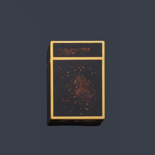 S.T. DUPONT, reloj despertador de viaje en laca china marrón con motivos dorados.