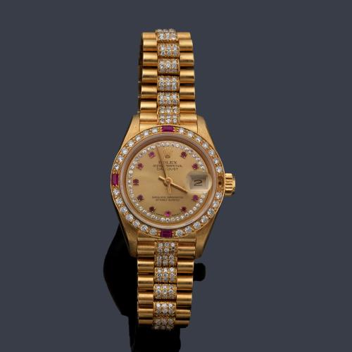 ROLEX Oyster Perpetual Datejust ref.  69178 de señora con caja y brazalete en oro amarillo de 18 K enriquecido con brillantes y rubíes por joyero.