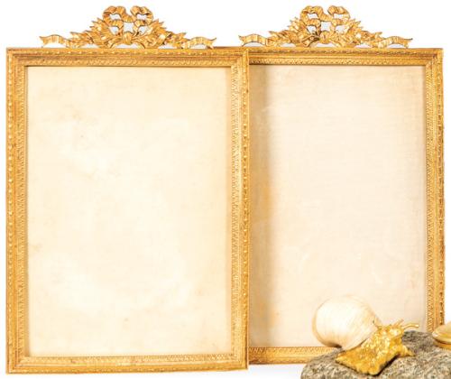 Pareja de porta retratos  de mesa de bronce dorado, estilo Luís XVI, Francia S. XIX.