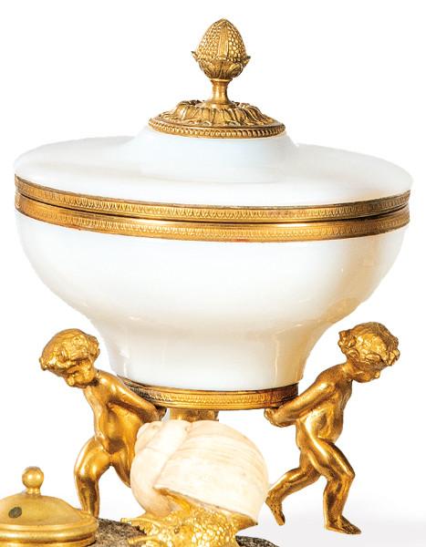 Caja de opalina y bronce de Sévres, Creation L. Seiler.