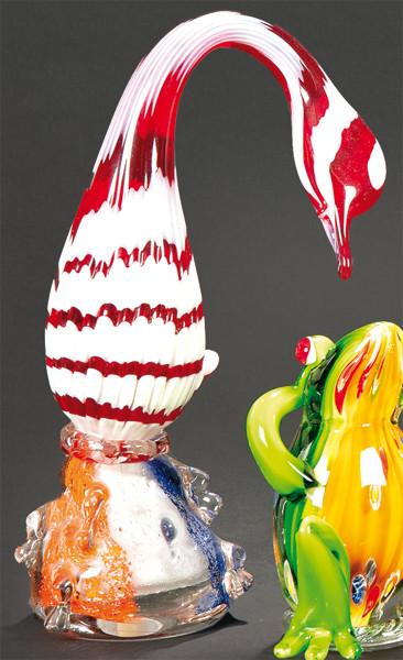 Cisne de cristal de Murano con franjas rojas y blancas.