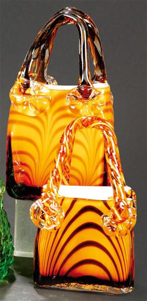 Dos bolsos de cristal de Murano de cristal doblado con interior en opalina y exterior en ámbar con líneas onduladas.
