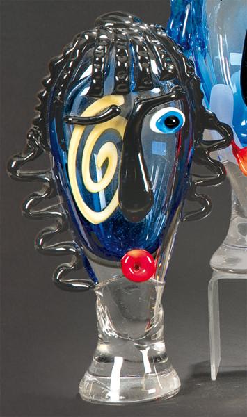 Cara cubista de cristal de Murano azul oscuro con pelo negro.