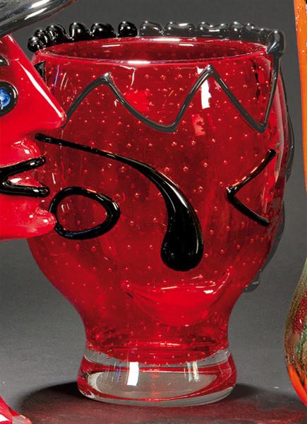 Jarrón de cristal de Murano rojo con cara cubista e inclusión de burbujas.