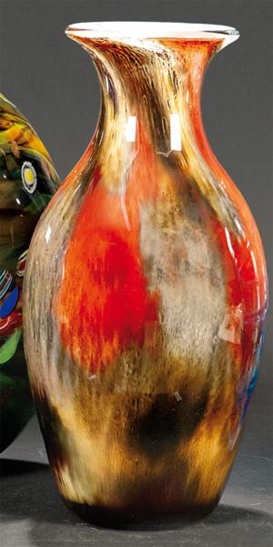 Jarrón de cristal de Murano doblado con machas naranjas y marrones.