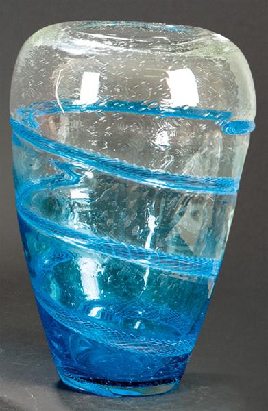 Jarrón de cristal de Murano transparente con banda en relieve en espiral.