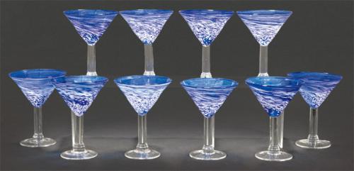Juego de diez copas de coctel de cristal de Murano azul cobalto jaspeado en blanco.