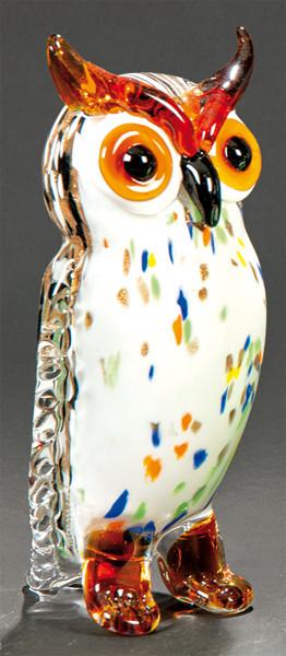 Buho de cristal de Murano con el pecho blanco moteado de colores con inclusión de aventurina.