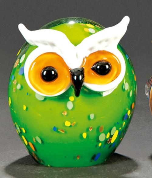 Buho de cristal de Murano verde con motas de colores.