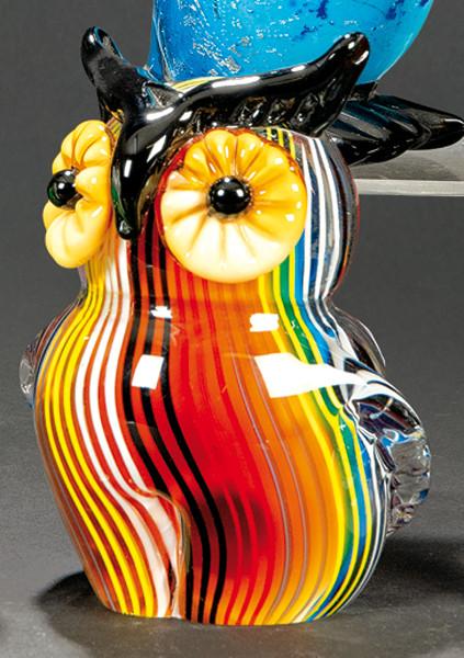 Buho de cristal de Murano con decoración rallada de colores. 