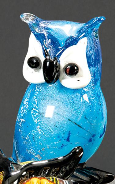 Buho de cristal de Murano azul con inclusión de polvo de plata.