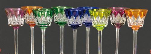 Juego de doce copas de cristal de Baccarat parcialmente esmaltadas en colores con marca al ácido en la base.