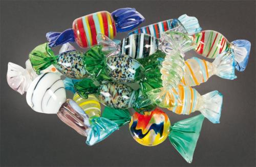 Lote de 20 caramelos de cristal de Murano de diferentes formas y colores.