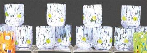 Juego de doce vasos de cristal de Murano transparentes con manchas lila y hojas de vid verdes en relieve.