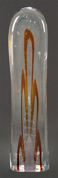 Escultura de cristal de Murano transparente con inclusión de burbujas y líneas en ámbar.