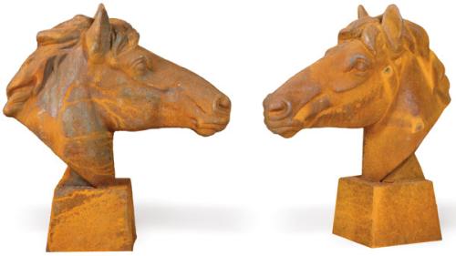 Pareja de cabezas de caballo en hierro colado para jardín.