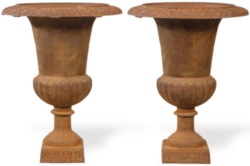 Pareja de copas tipo Medici de hierro colado para jardín.