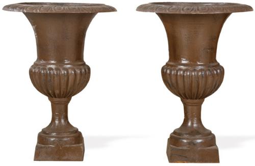 Pareja de copas tipo Medici para jardín en hierro colado.