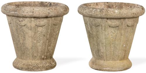 Pareja de maceteros de arenisca para jardín.