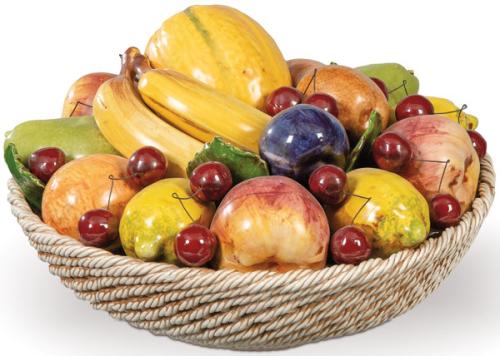 Centro de mesa en forma de cesta calada con frutas, en cerámica moldelada, pintada y esmaltada.