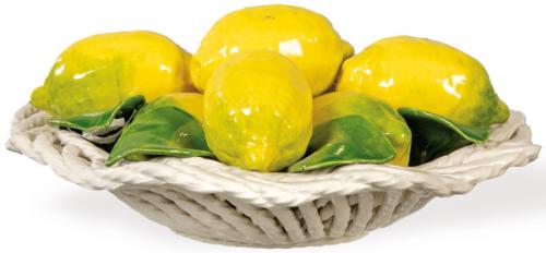 Centro de mesa en forma de cesta con limones, Centro de mesa en forma de cesta con limones y hojas en cerámica esmaltada. Con marca en la base.