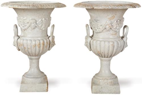 Pareja de copas tipo Medici de hierro colado para jardín.