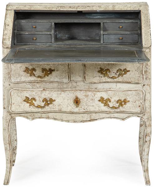 Bureau estilo Luis XV en madera pintada en blanco, con tapa abatible que revela en su interior una serie de cajones y compartimentos pintado de negro. Francia, finales S. XIX