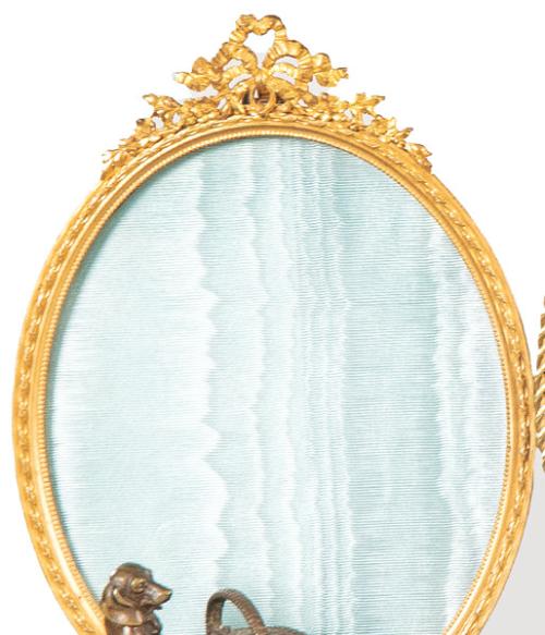 Porta retratos oval de bronce dorado estilo Luís XVI, Francia ff. S. XIX.