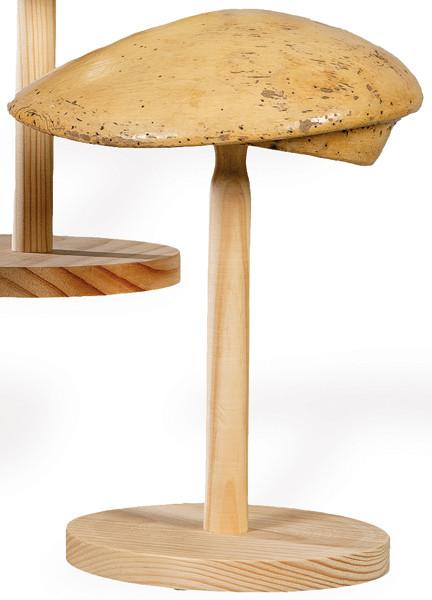 Molde para sombrero de escayola con marca "Ebra" primer tercio S. XX.