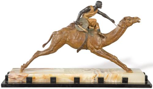 "Guerrero con Escudo Montado en Camello" en calamina patinada, h. 1930.