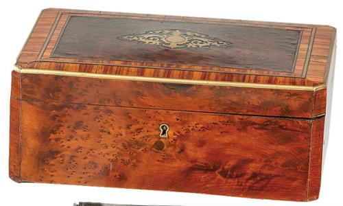 Caja Napoleon III en raiz de Tuya y palo de rosa con marquetería de latón y nácar, Francia h. 1860.