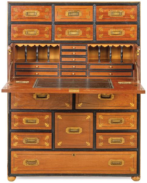 Cómoda-escritorio de campaña Regencia en madera de alcanfor, con aplicaciones y tiradores de latón dorado y sistema de doble cuerpo desmontable.