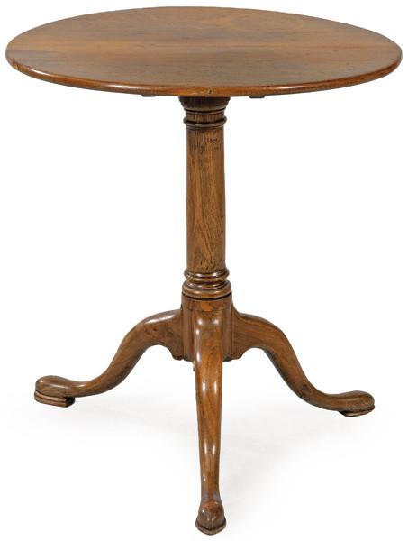 Mesa tilt-top Jorge III en madera de caoba, con tapa circular abatible, sobre pedestal en forma de columna torneada y pie de trípode ligeramente cabriolé. 
