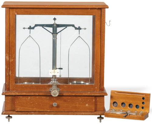 Balanza de precisión con urna de madera y cristal h. 1900.