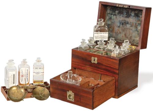 Farmacia portatil en madera de caoba, Inglaterra h. 1840.