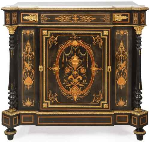 Entredós Napoleón III estilo Luis XVI en madera ebonizada, con decoración clásica de marquetería de maderas finas y latón. Tapa de mármol blanco y aplicaciones de bronce. Francia, segunda mitad S. XIX