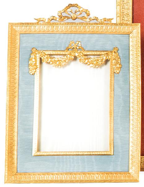 Porta-retratos de mesa de bronce dorado, estilo Luís XVI, con paspartout en otomán de sdea azul, Francia ff. S. XIX.