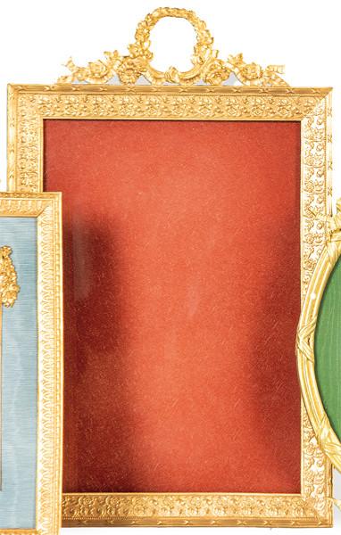 Gran porta-retratos de mesa de bronce dorado, estilo Luís XVI, Francia ff. S. XIX.