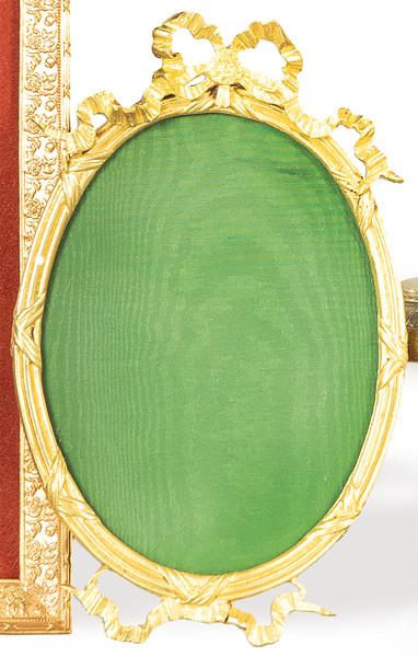 Porta-retratos de mesa oval, de bronce dorado, estilo Luís XVI, Francia ff. S. XIX.