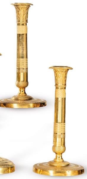 Pareja de candeleros lotiformes de bronce dorado, Francia S. XIX.