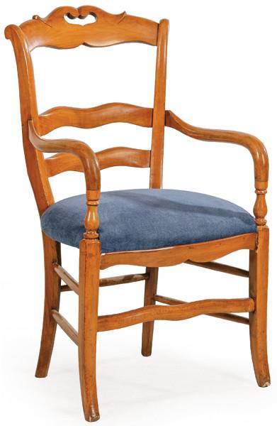 Butaca Directorio en madera de nogal, con respaldo calado, patas rectas unidas por chambranas, con tapicería verde con flores de época posterior.