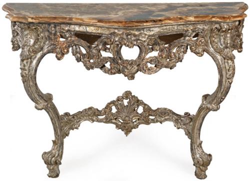  Consola Luis XV en madera tallada, calada y corleada, con tapa de mármol.