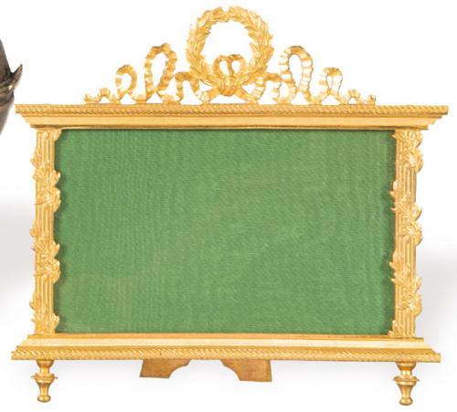 Porta-retratos de mesa de bronce dorado, estilo Luís XVI, Francia ff. S. XIX.