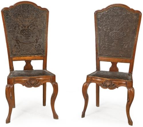  Pareja de sillas Don Joao en madera de caoba tallada, con asientos y respaldos en cordobán, con decoración de jarrones con ramas y flores.